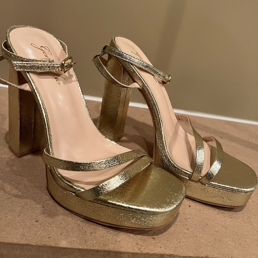 Genshuo gold strappy heels.